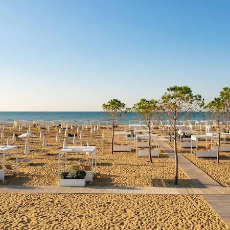 Beachside Getaway In ביביונה